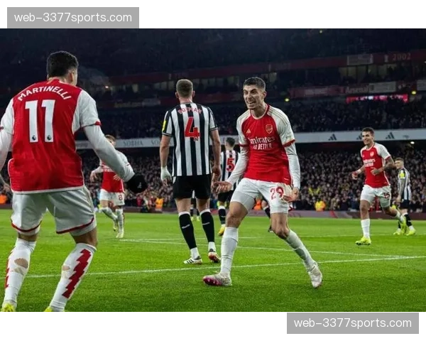 特写：布莱顿球员在对手肋部连续一脚出球，引发主场球迷惊呼